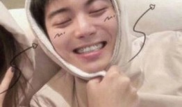 抖音网红吃瓜情侣视频,甜蜜互动引网友热议