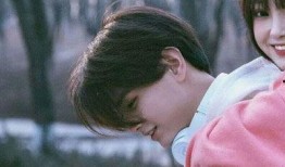 抖音网红吃瓜情侣视频,甜蜜互动引网友热议